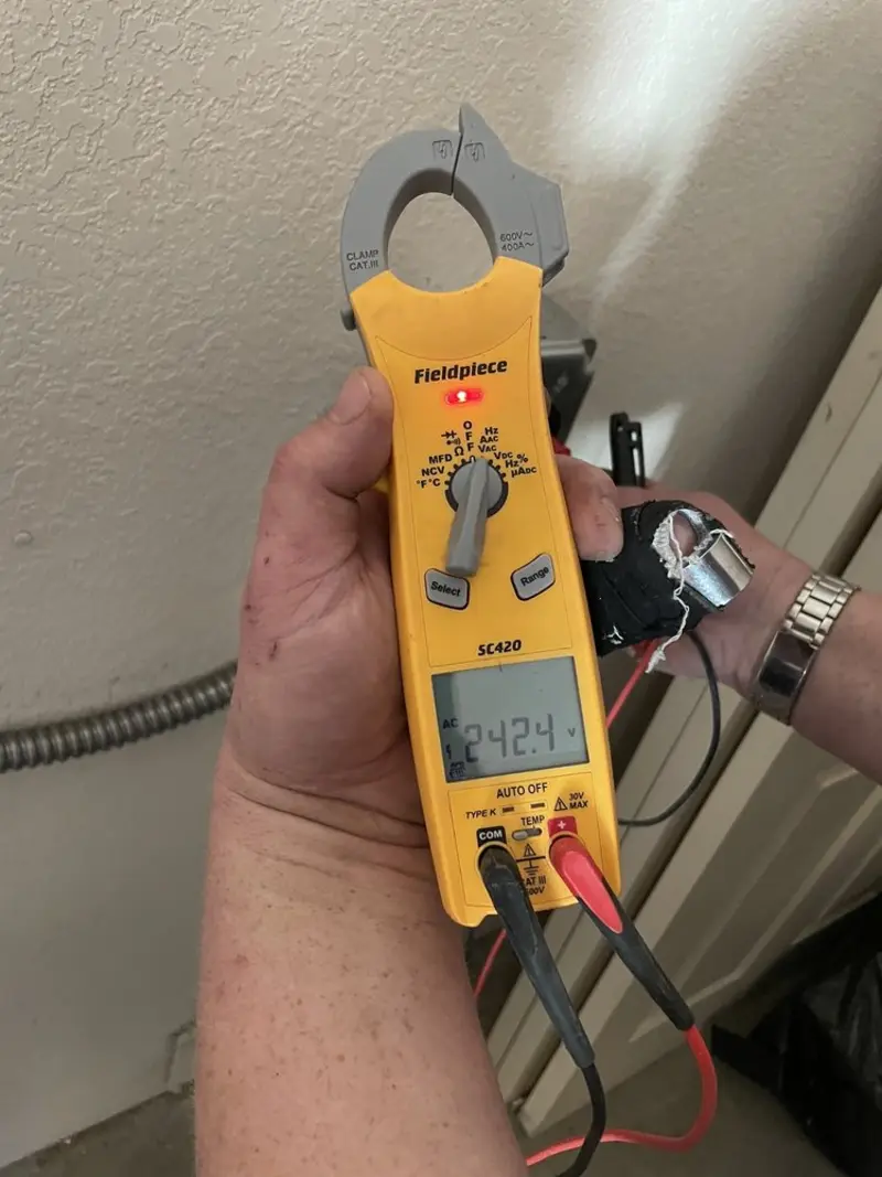 Voltage testing with clamp meter during Outlet Installation in Brandenburg